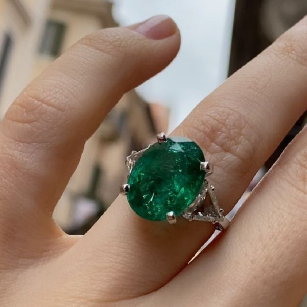 9.0 Carat Oval Cut White Gold Acceso Green Emerald Ring